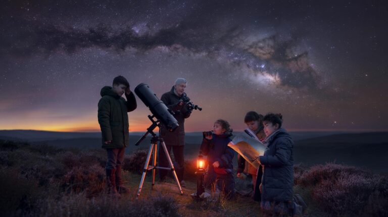 Illustration of children observing the night sky through a telescope, guided by an astronomer